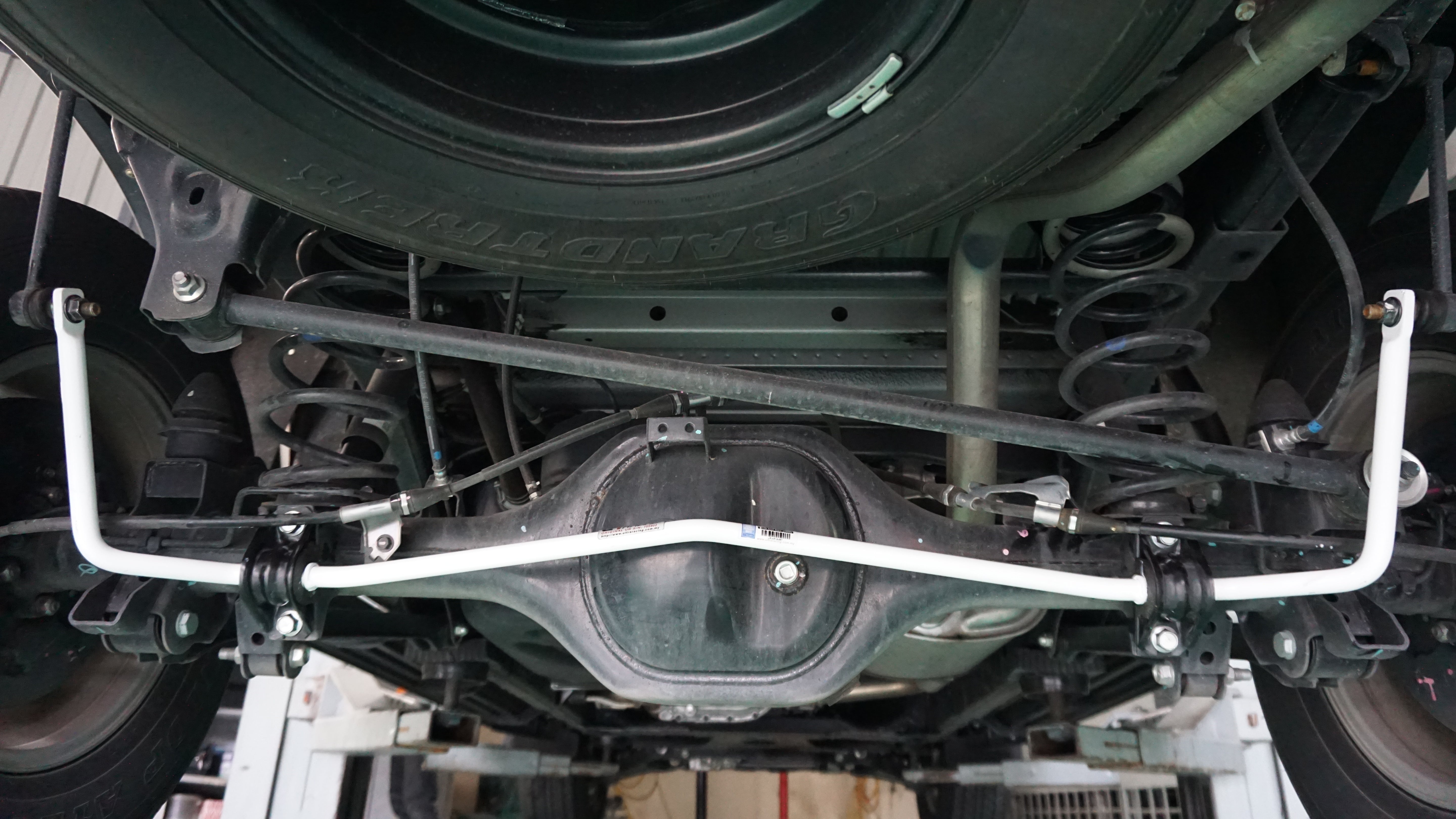 Nissan Navara (D23) 2.5D 4WD 14+ UltraRacing Rear Sway Bar 19mm (567)<BR><BR>Fits the following vehicles:<BR>NISSAN NAVARA 3RD GEN (D23) 2.5D 4WD 2014-present