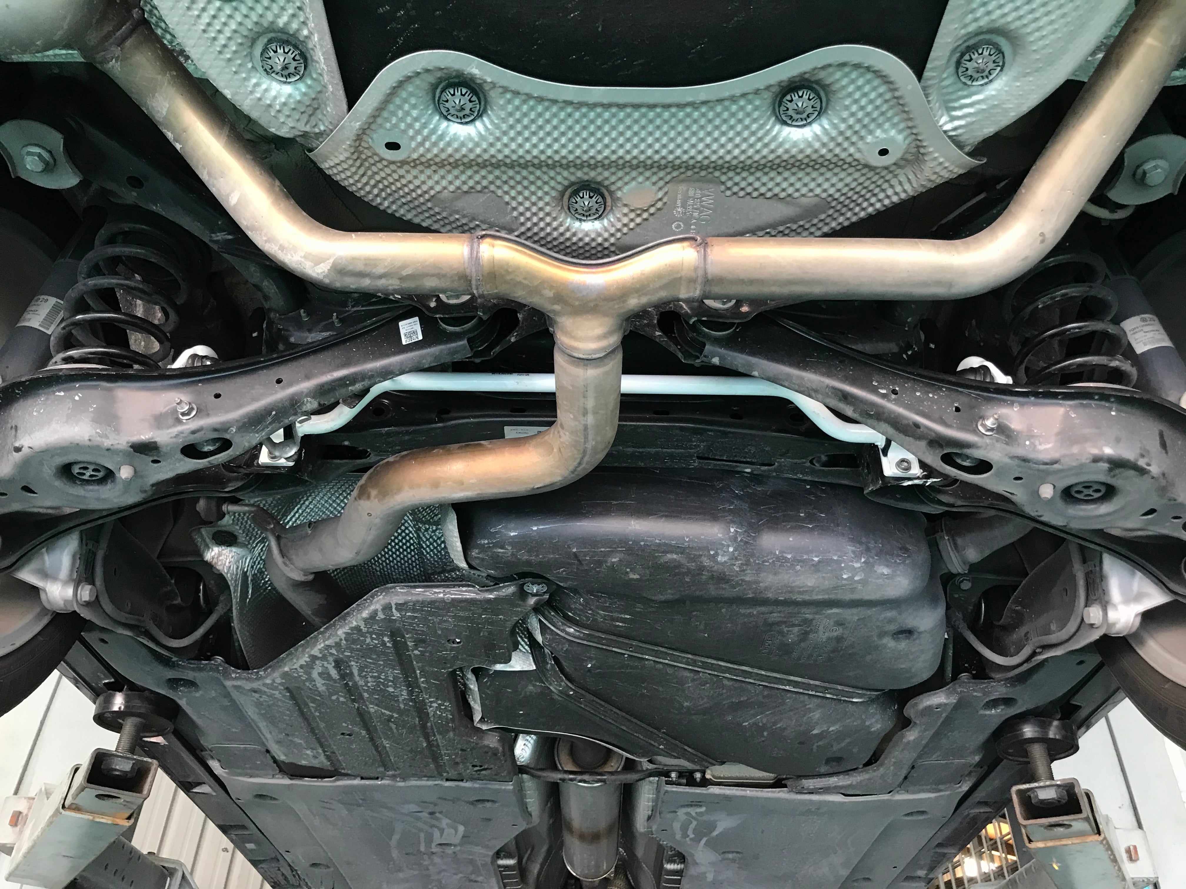 Volkswagen Passat B8 (TYP 3G) 1.8 TSI 2WD 15-22 UltraRacing Rear Sway Bar 21mm (604)<BR><BR>Fits the following vehicles:<BR>VOLKSWAGEN PASSAT B8 (TYP 3G) 1.8 TSI 2WD 2015-2022